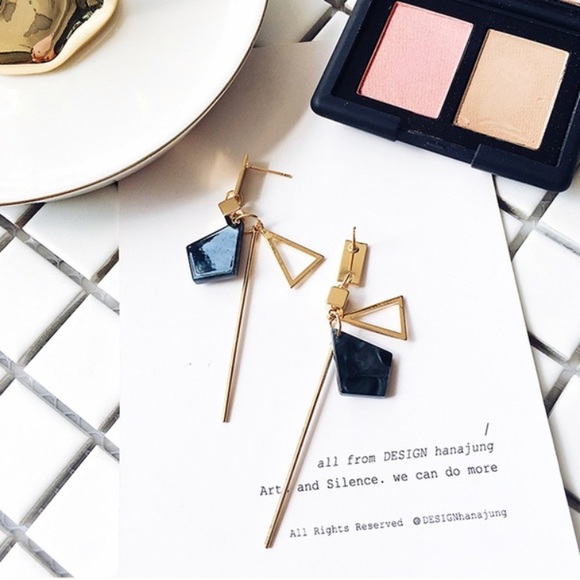 🔄🆕 CLARA Geometric Earrings - Picture 2 of 8